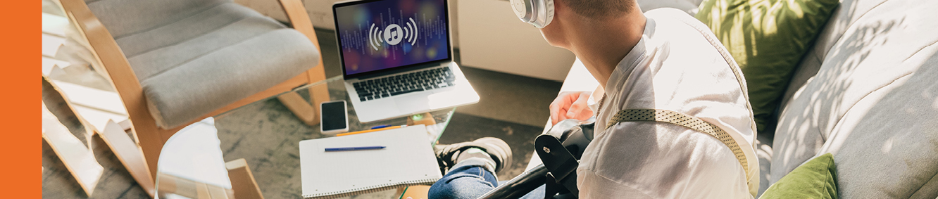 Teenager learning guitar online Teenager learning guitar online